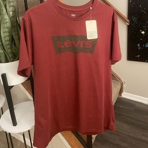 Men’s Levi burgundy tshirt.